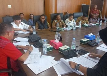 Ketua Komisi 4 DPRD Medan Paul MA Simanjuntak didampingi anggota Komisi Lailatul Badri saat menggelar Rapat Dengar Pendapat (RDP) soal pabrik PT Kilang Kecap Angsa (Foto Ist)