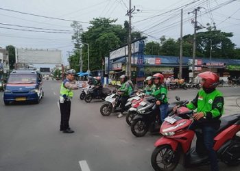 Kanit Kamsel IPDA Serly Tarigan bersama personil Unit Kamsel Binluh dan Dikmas Lantas kepada Pengendara Gojek di Jalan Sutomo