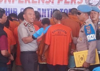 Tersangka A diinterogasi Wakapolres Pematangsiantar Kompol Budino Saputro SH. MH didampingi Kasat Resnarkob AKP Irwanta Sembiring SH. MH dan PS. Kasi Humas IPTU Agustina Triyadewi