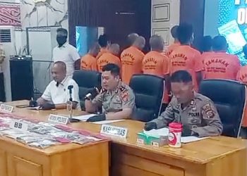 Wakapolres Kompol Rudi didampingi Kasat Resnarkoba AKP Jimmy Sitorus dan Kasi Humas AKP Mulyono laksanakan konferensi pers pengungkapan kasus narkotika selama pelaksanaan Operasi Antik Toba Tahun 2026