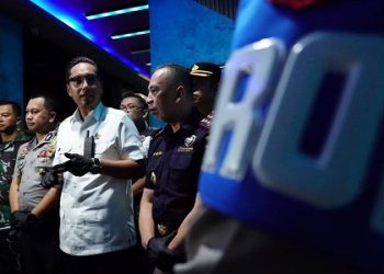 Kapolrestabes Medan Kombes Pol Jean Calvijn Simanjuntak, Dandim 0201, Letkol. Arm. Delli Yudha Adi Nurcahyo dan Wali Kota Medan Rico Waas saat menyegel Phantom KTV. (Foto Ist)