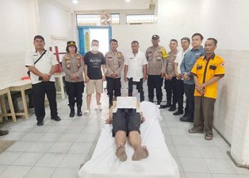 Kapolsek Siantar Utara AKP Jahrona Sinaga SH saat serahkan jenajah korban kepada keluarga disemayamkan di YKS Jalan Cipto