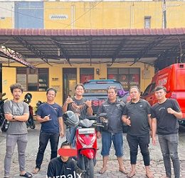 Pelaku RS dan barang bukti diapit Kanit Jatanras IPDA Revanto Barasa SH bersama Tim Opsnal