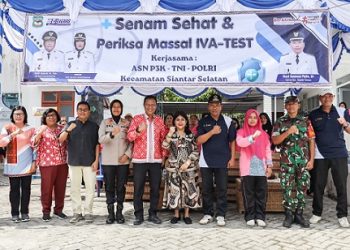 Camat Siantar Selatan Henri Gunawan Purba SH sambut Ketua TP PKK Kota Pematangsiantar Ny Liswati Wesly Silalahi meninjau pemeriksaan massal IVA Test Tahun 2026 di Puskesmas Martimbang