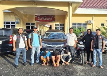Ketiga Pelaku Curanmor dan barang bukti diapit Tim Opsnal Unit Jatanras Sat Reskrim Polres Simalungun