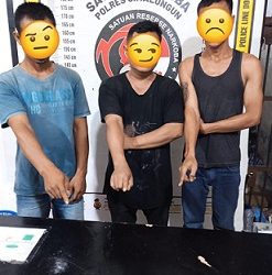 Ketiga tersangka dan barang bukti saat diserahkan ke Sat Resnarkoba Polres Simalungun