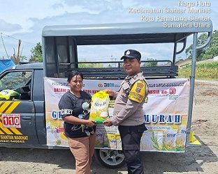 Bhabikamtibmas BRIPKA Johannes Siregar berikan beras SPHP yang dibeli masyarakat