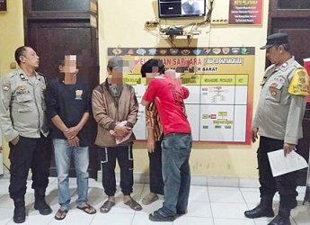 Pihak II IZT saat minta maaf kepada pihak I dihadapan piket Bhabinkamtbmas Polsek Siantar Barat dan RT setempat
