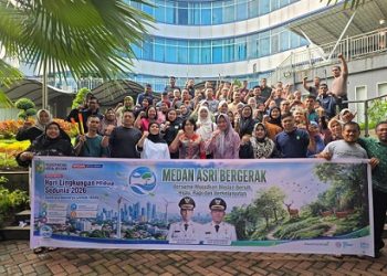 Sekwan DPRD Medan Erisda Hutasoit SE bersama unsur ASN, dan jajaran lainya mengelar gotong royong. (Foto Ist)