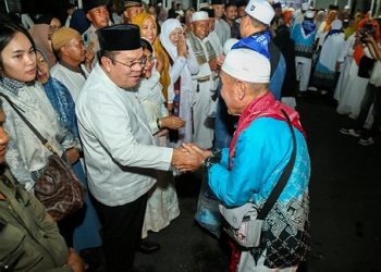Wali Kota Pematangsiantar Wesly Silalahi SH MKn menyambut kepulangan jamaah haji/hajjah Kota Pematangsiantar Tahun 1447 H/2026 M, di halaman Balai Kota Pematangsiantar