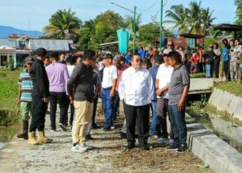 Wali Kota Pematangsiantar Wesly Silalahi SH MKn menggalakkan program Jumat Pagi Bersih Lingkungan (Jumpa Berlian) di Blok 3, Jalan Sibatu-batu Kelurahan Bah Sorma Kecamatan Siantar Sitalasari