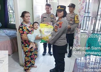Kapolsek Siantar Utara AKP Jahrona Sinaga SH saat berikan bantuan kepada bayi stunting