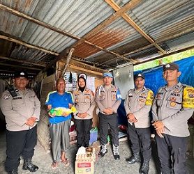 Kapolsek Siantar Selatan IPTU Suhaira Marbun SH didampingi personil saat berikan bantuan kepada Bapak Martua Siagian