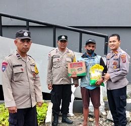 Kapolsek Siantar Timur IPTU Edy J.J. Manalu SH. MH didampingi Bhabinkamtibmas saat memberikan Bansos kepada Warga Kurang Mampu di Jalan Sangnawaluh