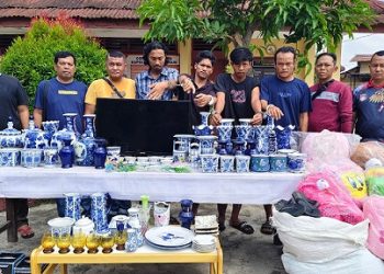 Keempat pelaku pencurian dan barang bukti yang ditangkap Polsek Dolok Batu Nanggar 