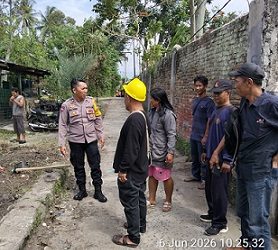 Bhabinkamtibmas Kelurahan Kahean AIPDA H.E. Pane Berikan Himbauan kepada Pekerja Rabat Beton di Gang Pinus