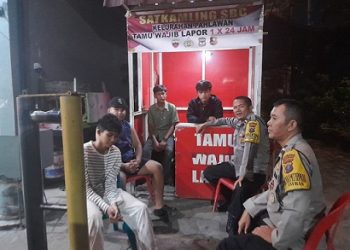 piket Bhabinkamtibmas AIPTU Ungkap Hutagalung, AIPDA Goido Sianga dan AIPDA V. Saragih melaksanakan SALING (Sapa Satkamling) di Pos Satkamling SBC