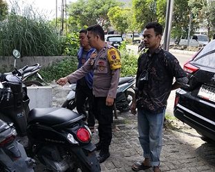 Bhabinkamtibmas Kelurahan Kahean AIPDA H.E. Pane melakukan kegiatan sambang kepada para pekerja toko bangunan di Jalan SM. Raja