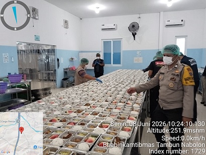 habinkamtibmas Kelurahan Tambun Nabolon AIPTU Jonson Hutahuruk melaksanakan monitoring distribusi Makanan Bergizi Gratis (MBG)