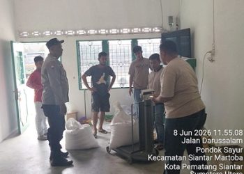 Bhabinkamtibmas Kelurahan Bantan AIPTU Rayendra P. Damanik dampingi penjualan hasil panen jagung petani binaan ke Bulog Cabang Pematangsiantar