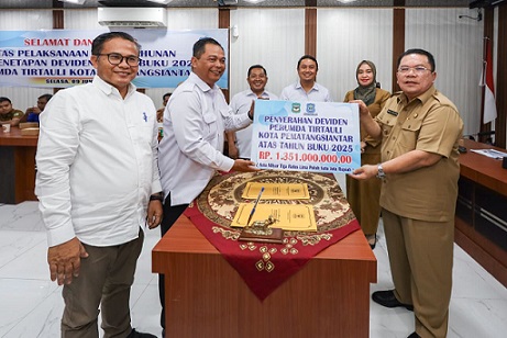 Wali Kota Pematangsiantar Wesly Silalahi SH MKn selaku Kuasa Pemilik Modal (KPM) menghadiri Rapat Laporan Tahunan Perumda Air Minum Tirta Uli dan Penetapan Dividen Tahun Buku 2025 di Aula Kantor Perumda Air Minum Tirta Uli, Jalan Porsea