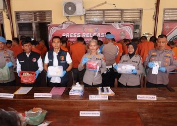 Kapolres Pematangsiantar AKBP Sah Udur T.M. Sitinjak SH. SIK. MH, Kasat Resnarkoba AKP Irwanta Sembiring SH. MH, Kasat Reskrim AKP Sandi Riz Akbar S.Tr.k. S.I.K. M.H, Kasi Propam AKP Hendrik P. Bangun SH, PS. Kasi Humas IPTU Agustina dan Kasiwas IPTU Arwansyah Batubara menunjukan barang bukti