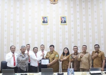 Kasat Narkoba), AKP Charles Hartono Nababan, S.H didampingi KBO Sat Narkoba IPDA Juli Master Saragih, S.H. M.H Kanit I IPDA Alek Arisandi Sidabutar, S.H, Kanit II IPDA Horas Butar-Butar, S.H, Kaurmintu AIPDA Tumpal Pangaribuan, serta Kasie Humas Polres Simalungun AKP V.J. Purba, S.H saat menerima Piagam Penghargaan dari Sekda Mixnon Andreas Simamora, S.IP. M.Si mewakili Bupati Simalungun