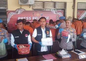 Kapolres Pematangsiantar AKBP Sah Udur T.M. Sitinjak SH. SIK. MH, Kasat Resnarkoba AKP Irwanta Sembiring SH. MH, Kasat Reskrim AKP Sandi Riz Akbar S.Tr.k. S.I.K. M.H, Kasi Propam AKP Hendrik P. Bangun SH, PS. Kasi Humas IPTU Agustina dan Kasiwas IPTU Arwansyah Batubara menunjukan barang bukti