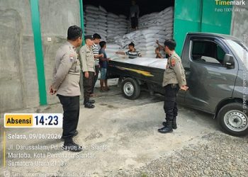 diwakil Kanit Binmas IPDA Nirwan Sirait dan Bhabinkamtibmas melakukan pendampingan penjualan hasi panen jagung milik petani binaan Bapak H. Panjaitan ke Bulog Cabang Pematangsiantar