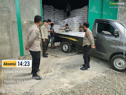diwakil Kanit Binmas IPDA Nirwan Sirait dan Bhabinkamtibmas melakukan pendampingan penjualan hasi panen jagung milik petani binaan Bapak H. Panjaitan ke Bulog Cabang Pematangsiantar