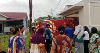Mobil Damkar mengisi air ke rumah yang diduga pejabat, tapi diprotes warga. (Foto Ist)