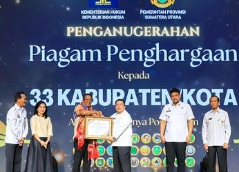Wali Kota Pematangsiantar Wesly Silalahi SH MKn menerima piagam penghargaan dari Menteri Hukum Republik Indonesia Supratman Andi Agtas