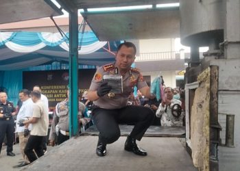 Kapolrestabes Medan Kombes Pol Dr Jean Calvijn Simanjuntak SIK MH saat pemusnahan barang bukti narkotika di Mapolrestabes Medan (Foto Ist)