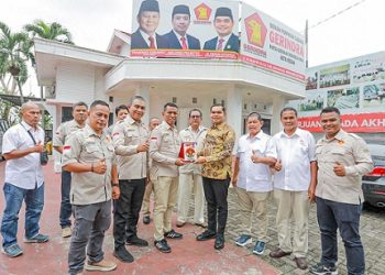 DPC Macan Asia Indonesia (MAI) Kota Medan dipimpin Ketua Suwarno saat menyerahkan cindermata kepada Ketua DPC Ketua DPC Gerindra Medan Ihwan Ritonga di DPC Partai Gerindra Kota Medan di Jalan Alfalah, Kecamatan Medan Johor (Foto Ist)