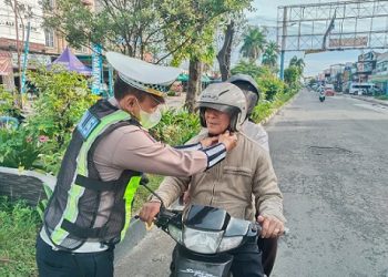 Sat Lantas Polres Pematangsiantar Berikan Binluh dan Dikmas Lantas kepada Masyarakat Pengguna Jalan