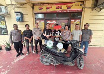 Tersangka AH beserta barang bukti diapit Kapolsek Siantar Utara AKP Jahrona Sinaga SH bersama Kanit Reskrim IPDA Ricardo Rajagukguk S.Sos dan Tim Opsnal