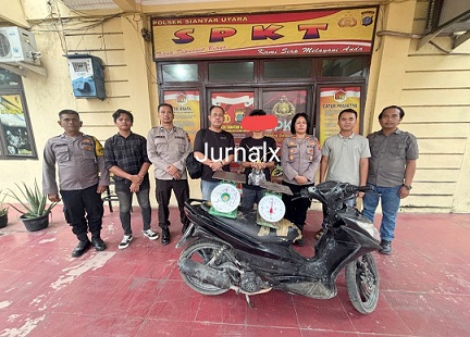 Tersangka AH beserta barang bukti diapit Kapolsek Siantar Utara AKP Jahrona Sinaga SH bersama Kanit Reskrim IPDA Ricardo Rajagukguk S.Sos dan Tim Opsnal
