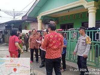 Bhabinkamtibmas Kelurahan Kebun Sayur Aipda Manoa Sitanggang respon melakukan mediasi terjadinya pelemparan rumah warga di Jalan Narumondah Bawah Gang Dame