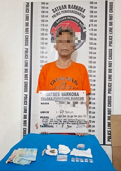 Tersangka AM dan barang bukti yang diringkus Sat Resnarkoba Polres Pematangsiantar