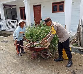 Bhabinkamtibmas Kelurahan Naga Huta Aipda Adilman Manalu mengikuti goton royong di Jalan Negri Bosar