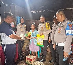 Kapolsek Siantar Selatan IPTU Suhaira Marbun SH bersama personil saat berikan bansos kepada Ibu Dorkas Sihombing