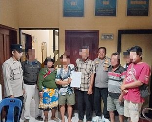 piket Pawas Kanit Samapta IPDA Marlon Hutahean bersama Ka. SPKT dan Bhabinkamtibmas respon cepat selesaikan keributan di warung tuak milik PS di Jalan D.I. Panjaitan