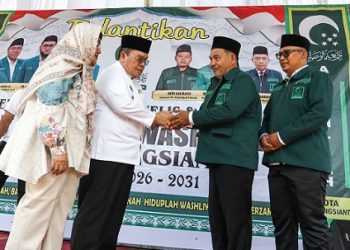 Wali Kota Pematangsiantar Wesly Silalahi SH MKn dan isteri Ny Liswati saat serahkan secara simbolis sumbangan keluarga untuk anak yatim Rp15 juta kepada Ketua Panitia Syahrul Ramadhan Pane.