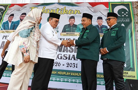 Wali Kota Pematangsiantar Wesly Silalahi SH MKn dan isteri Ny Liswati saat serahkan secara simbolis sumbangan keluarga untuk anak yatim Rp15 juta kepada Ketua Panitia Syahrul Ramadhan Pane.