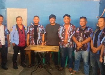 Sekretaris DPD IPK Kota Pematangsiantar Agus Sitanggang didampingi pengurus lainnya serta Penasehat Hukum organsiasi Roy Yanthon Simangunsong SH dan Gibson Aruan SH