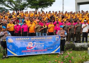 Kapolres Simalungun AKBP Marganda Aritonang, S.H. S.I.K. M.M Pimpin Gerakan Indonesia Asri di Pantai Bebas Parapat Sambut HUT Bhayangkara Ke-80