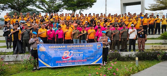 Kapolres Simalungun AKBP Marganda Aritonang, S.H. S.I.K. M.M Pimpin Gerakan Indonesia Asri di Pantai Bebas Parapat Sambut HUT Bhayangkara Ke-80