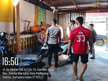 Piket Pawas IPDA Nirwan Sirait bersama personil piket Cek TKP Keributan Didepan Penginapan Berkah