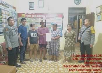 Kanit Reskrim IPDA J. Manihuruk SH bersama personil piket mediasi kedua belah pihak di Polsek Siantar Selatan