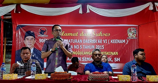 Anggota DPRD Kota Medan Paul Mei Anton Simanjuntak SH saat pelaksanaan Sosper Perda No 5 Tahun 2015 tentang penanggulangan kemiskinan. (Foto Ist)